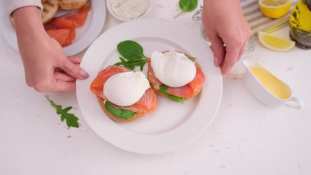 Mutfağında Krem Peynirli Somon Fileto Sandviç Yapıyorum — Stok video