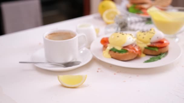 Lezzetli Benedict Yumurtalı Kahvaltı Somon Fileto Sandviç Krem Peynirli Mutfağında — Stok video