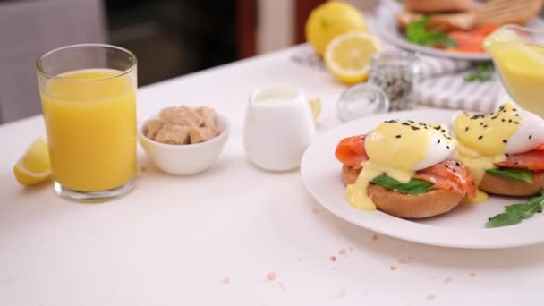 Смачний Ладанний Яєчний Сніданок Бутерброд Філе Лосося Вершковим Сиром Пашотним — стокове відео