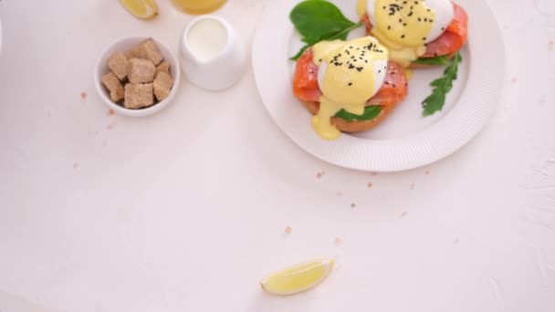 Savoureux Petit Déjeuner Aux Œufs Bénis Sandwich Filet Saumon Avec — Video