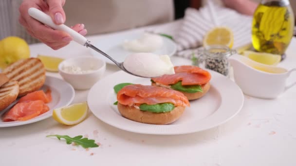 Făcând Sandwich File Somon Brânză Cremă Bucătăria Domestică — Videoclip de stoc