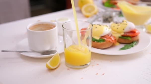 Saboroso Ovo Bendito Café Manhã Ovo Sanduíche Filé Salmão Com — Vídeo de Stock