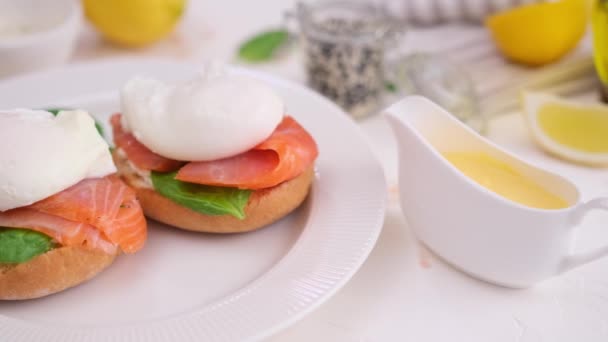 Hacer Sándwich Filete Salmón Con Queso Crema Cocina Doméstica — Vídeo de stock