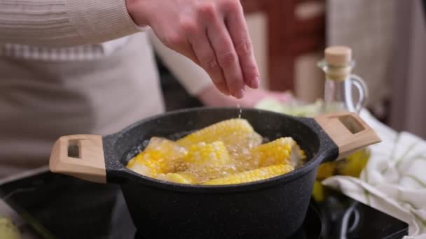 Γυναίκα Αλάτισμα Καλαμπόκι Cobs Μαγείρεμα Μια Κατσαρόλα Βραστό Ζεστό Νερό — Αρχείο Βίντεο