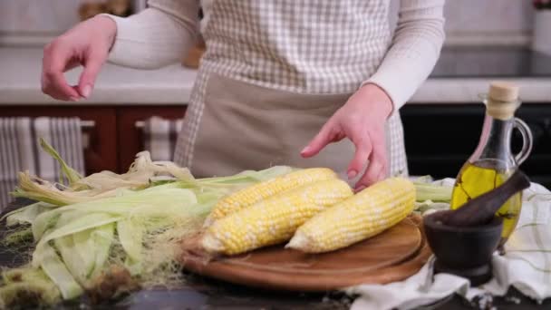 Woman Holding Peeled Yellow Fresh Corn Cob Domestic Kitchen Home — Stock Video