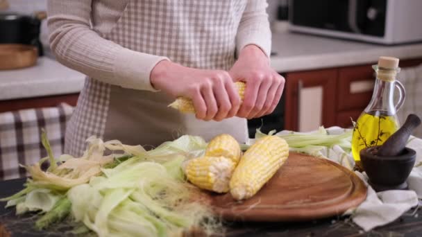 Женщина Держит Очищенный Желтый Свежий Початок Кукурузы Домашней Кухне Дома — стоковое видео