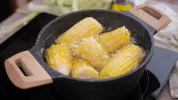 Maiskolben Kochen Einem Topf Mit Kochend Heißem Wasser — Stockvideo