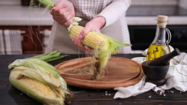 부엌에서 껍질을 옥수수 껍질을 — 비디오