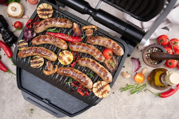 Grillwürste Und Gemüse Auf Elektrogrill Der Heimischen Küche — Stockfoto