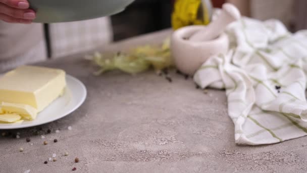 Γυναίκα Βάζει Πιάτο Φρεσκοψημένο Καλαμπόκι Ένα Τραπέζι — Αρχείο Βίντεο