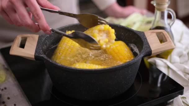 Jagung Tongkol Memasak Dalam Panci Dengan Air Panas Mendidih — Stok Video