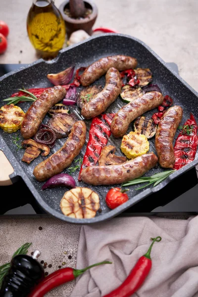 Salsicce Grigliate Verdure Una Padella Friggere Griglia Una Cucina Interna — Foto Stock