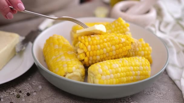 Mujer Mantecando Maíz Recién Cocinado Plato Cerámica Una Mesa Cocina — Vídeos de Stock