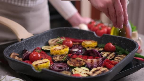 Cocinar Verduras Rodajas Sartén Parrilla Cocina Doméstica — Vídeos de Stock