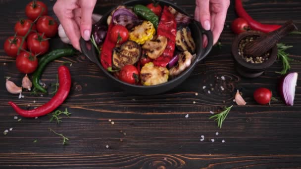 Femme Mettant Assiette Avec Des Légumes Grillés Tranchés Sur Table — Video