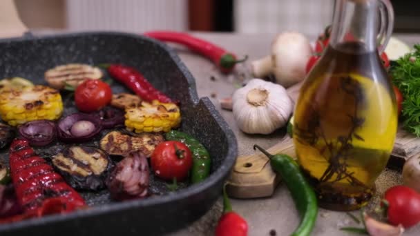 Légumes Grillés Dans Une Poêle Frire Sur Une Table — Video