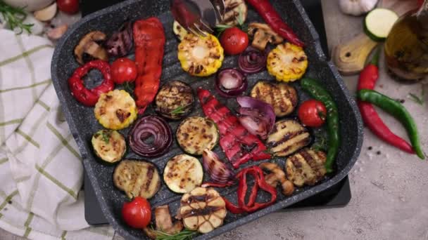 Cuisson Légumes Tranchés Dans Une Poêle Frire Cuisine Domestique — Video