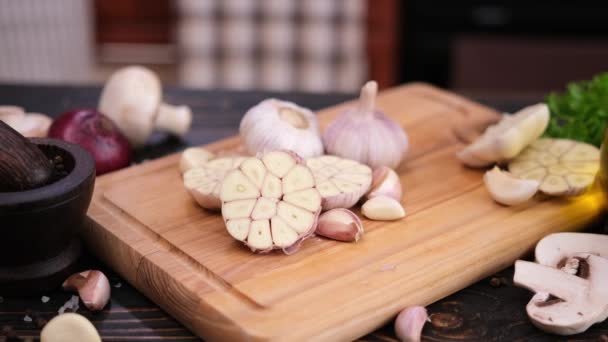 Sliced Halved Garlic Wooden Cutting Board Domestic Kitchen — Stock Video