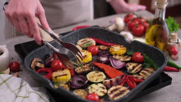 Cozinhar Legumes Fatiados Frigideira Grelha Cozinha Doméstica — Vídeo de Stock