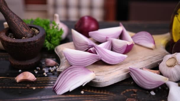 Cebolla Roja Rodajas Tabla Cortar Madera Cocina Doméstica — Vídeos de Stock