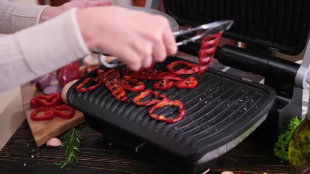 Grelhar Verduras Grelha Elétrica Cozinha Doméstica Pimentão Vermelho — Vídeo de Stock