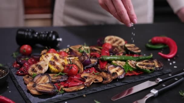 国産キッチンのまな板に盛り付けられた石焼き野菜 — ストック動画