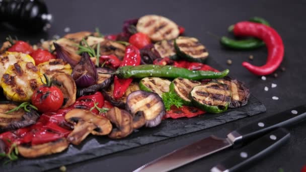 Légumes Grillés Tranchés Sur Pierre Servant Planche Découper Cuisine Domestique — Video