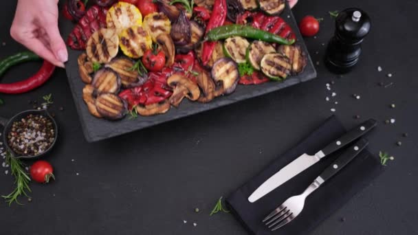 Mujer Poniendo Verduras Parrilla Rodajas Piedra Servir Tabla Cortar Mesa — Vídeos de Stock