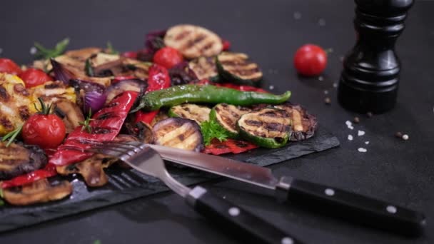 Légumes Grillés Tranchés Sur Pierre Servant Planche Découper Cuisine Domestique — Video