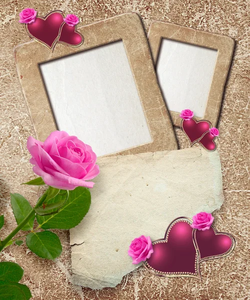 Грандиозная рамка с розами, сердцами и бумагой — стоковое фото