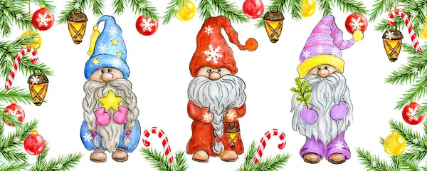 圣诞前夜有三个带圣诞星 云杉枝和手电筒的小妖怪 小虫子 头戴滑稽的帽子 头戴云杉框架 可爱的节日小妖精新年贺卡或请柬 — 图库照片