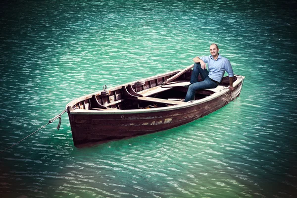 Homem no velho barco — Fotografia de Stock