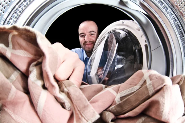 Чоловік завантажує пральну машину — стокове фото