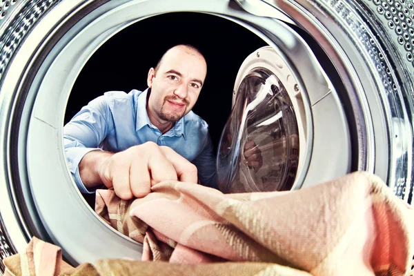 Homem carga máquina de lavar roupa — Fotografia de Stock