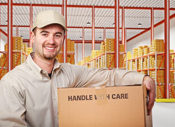 Man in magazijn — Stockfoto