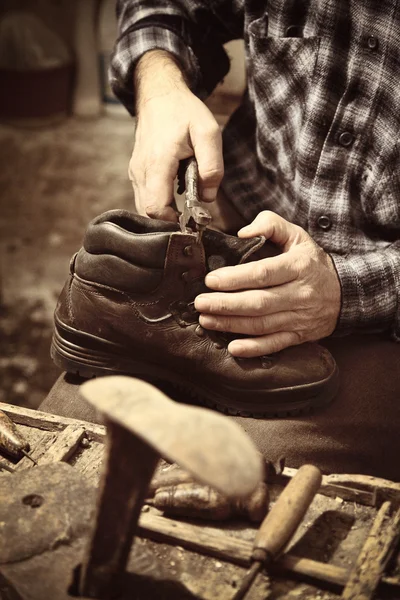 Cobbler at work — Stock Photo, Image