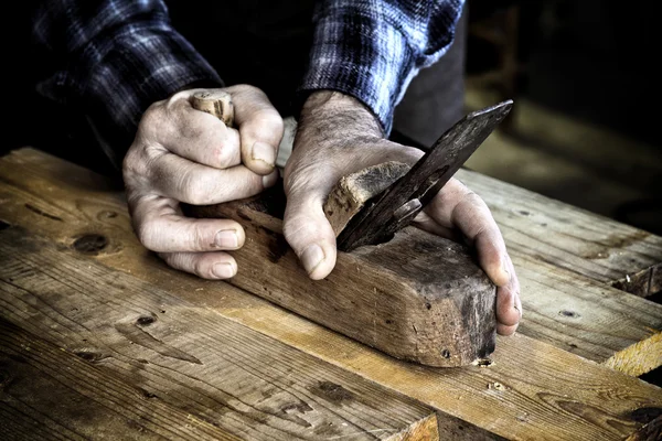 Iş yerinde bir marangoz — Stok fotoğraf