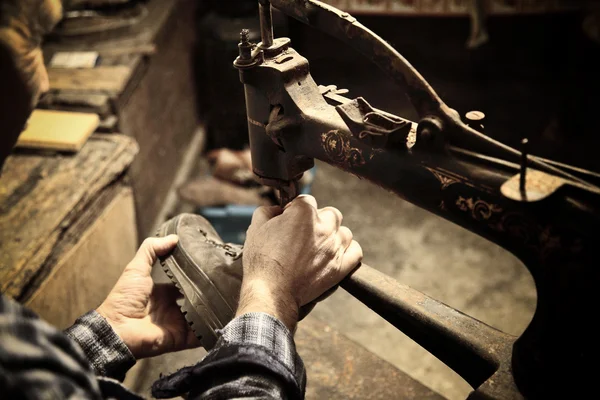 Cobbler at work — Stock Photo, Image