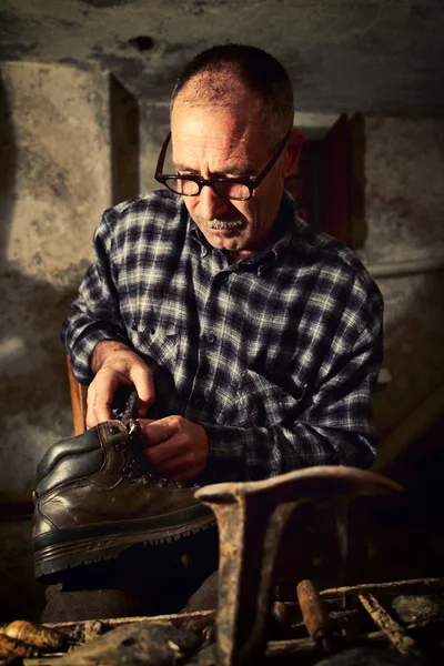 Cobbler at work — Stock Photo, Image