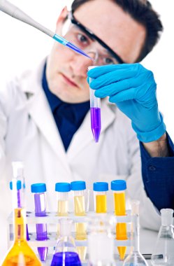 bilim adamı iş başında