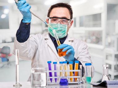 bilim adamı iş başında