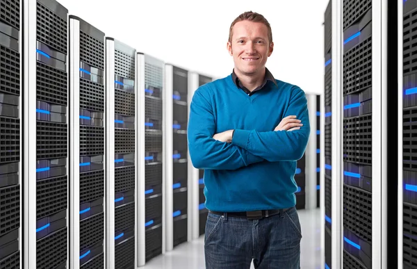 Homme dans le datacenter — Photo