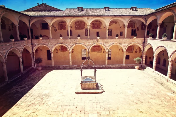 Assisi cathedarl courtyard — Stock Photo, Image
