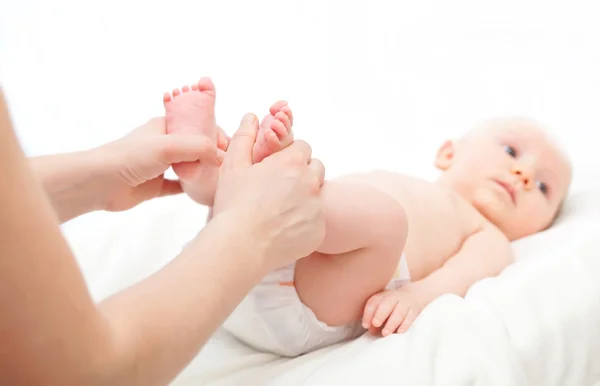 Masaje de bebé — Foto de Stock
