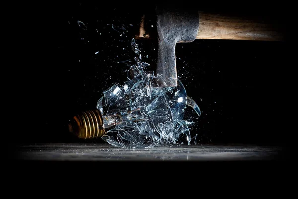Лампочка для дробления молотка — стоковое фото