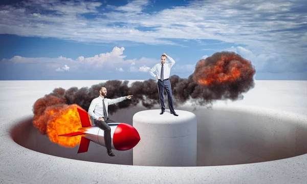 Hombre Montando Cohete Hombre Negocios Mira Con Expresión Reflexiva — Foto de Stock