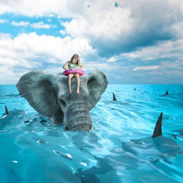 Triste Bambina Sull Elefante Nel Mare Piena Squali — Foto Stock