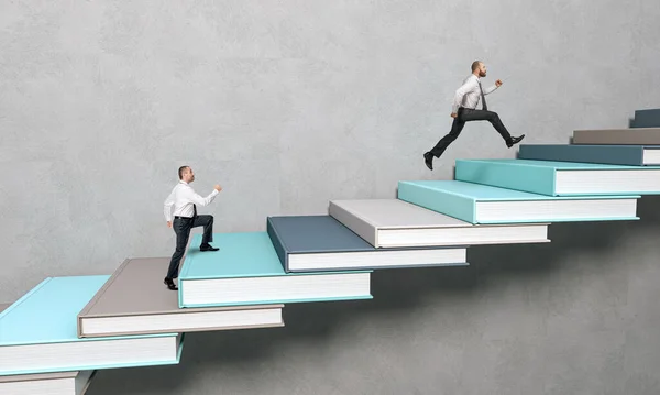 Los Hombres Negocios Suben Una Escalera Hecha Libros Concepto Conocimiento — Foto de Stock