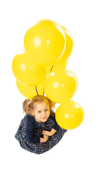 金发碧眼的高加索小女孩 带着黄色气球 与白色隔离 — 图库照片