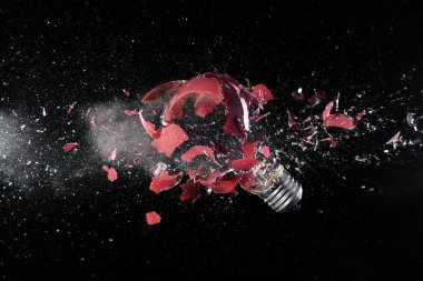 Siyah üzerine kırmızı ampulün çarpması